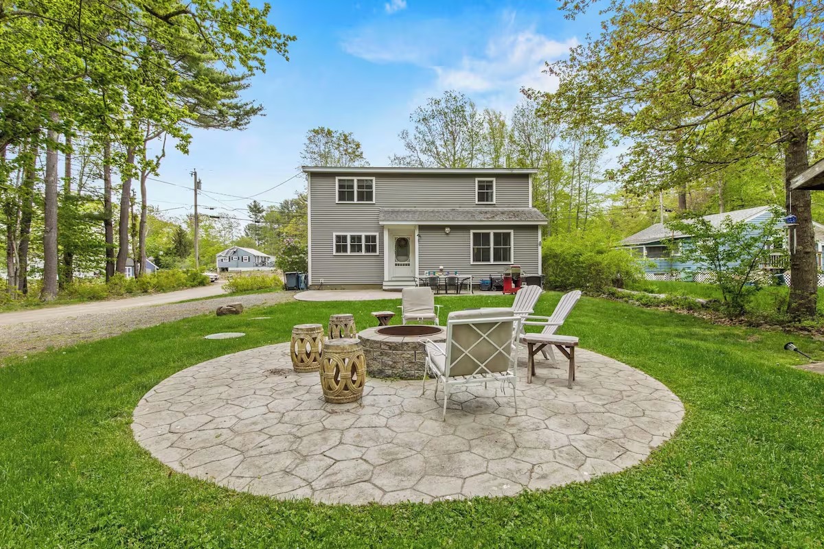 Captain and the Kiwi vacation home with fire pit patio and yard in York, Maine
